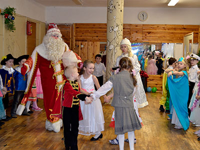 Дед Мороз и Снегурочка на празднике в школе