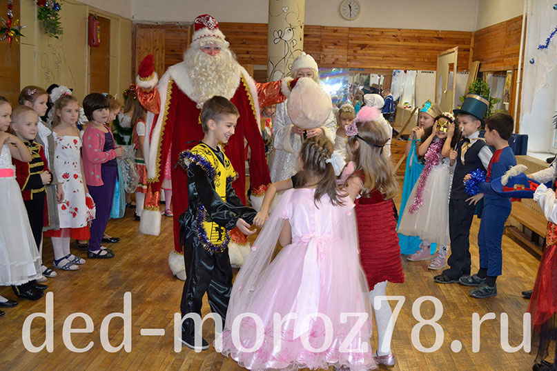 Новогодний маскарад в школе с Дедом Морозом и Снегурочкой